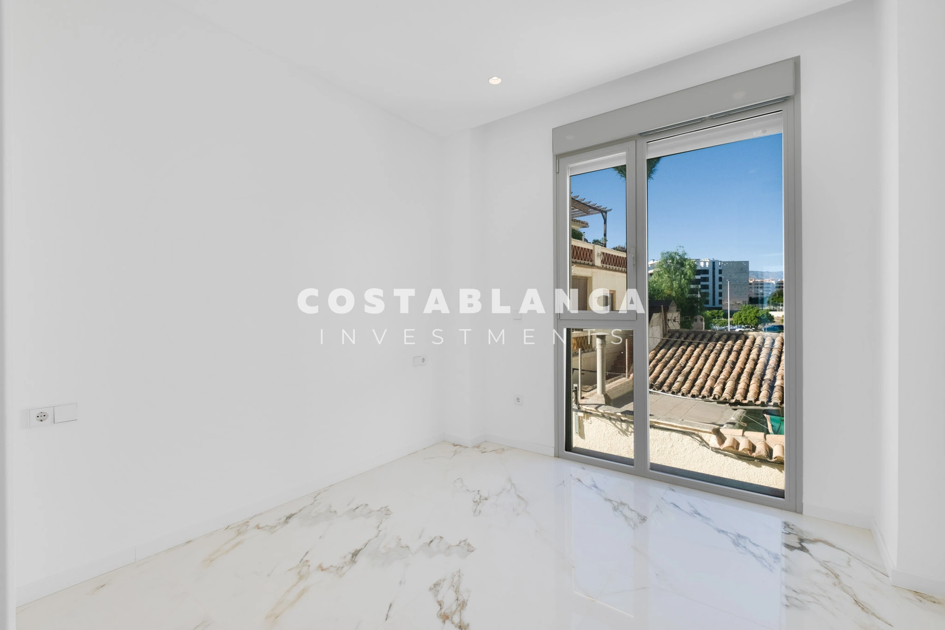 Exceptional apartment on the front line of the Mediterranean with panoramic sea views for sale in Villajoyosa.