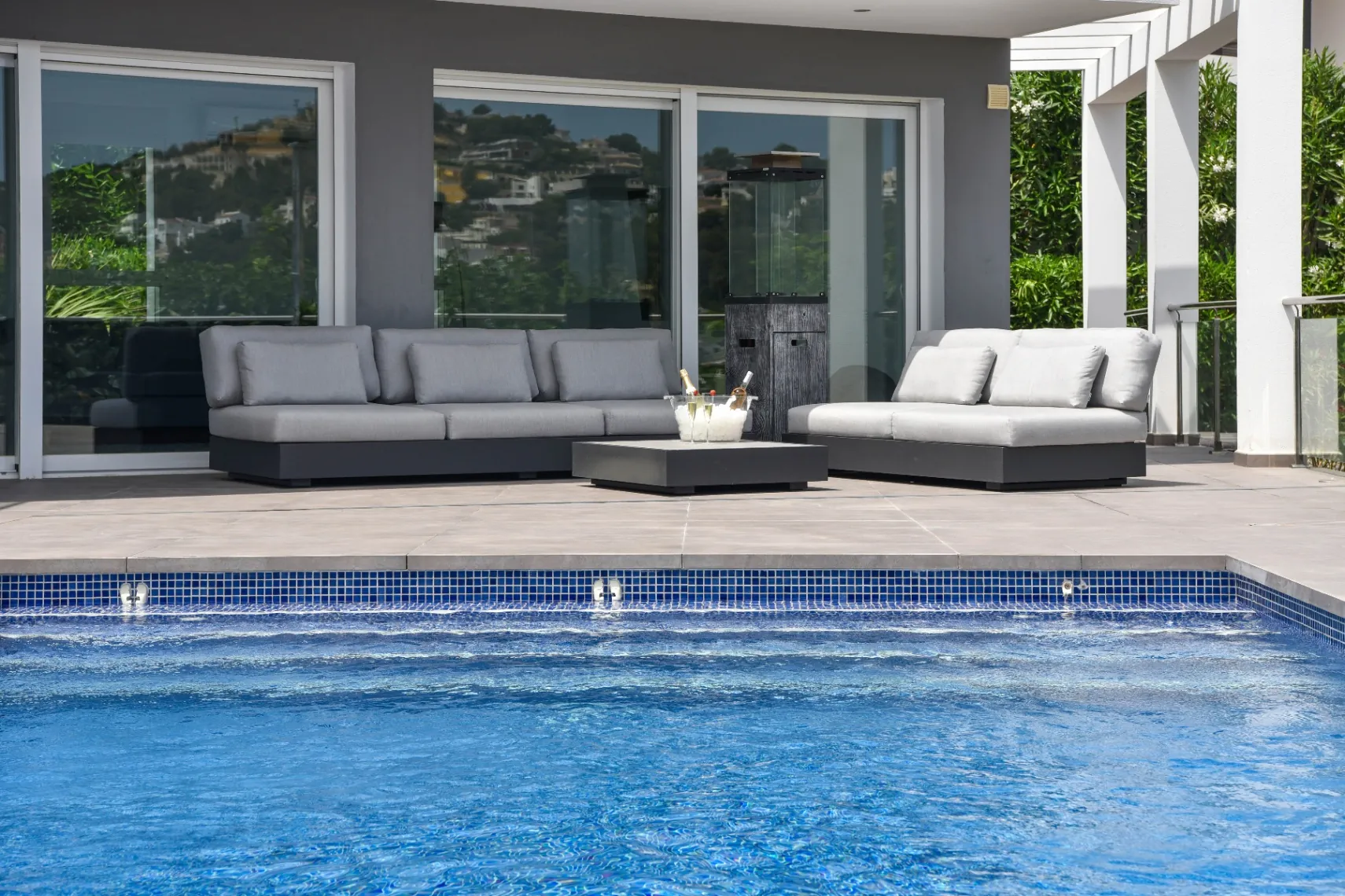 Vila contemporană cu piscină și jacuzzi de vânzare în Moraira