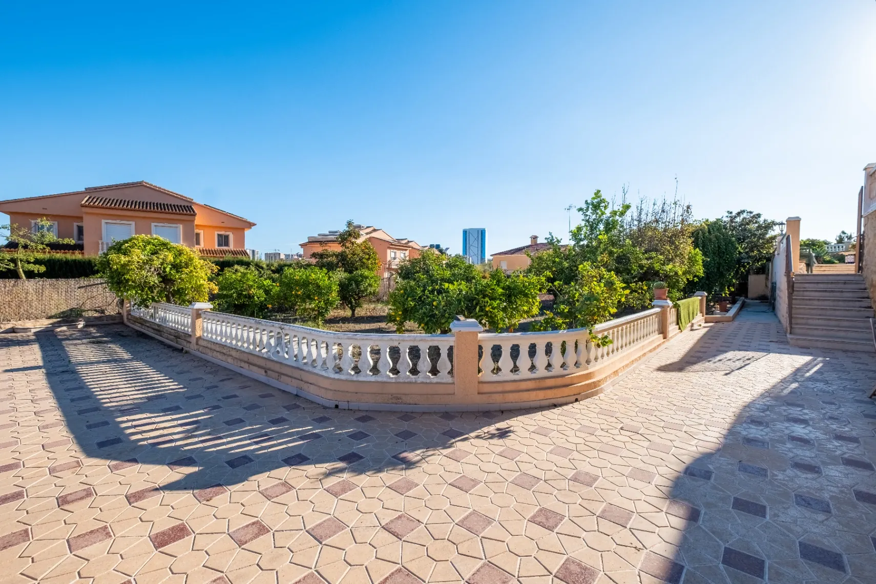 Vila amplă de familie cu apartament pentru oaspeți și vederi la munte de vânzare în Calpe.