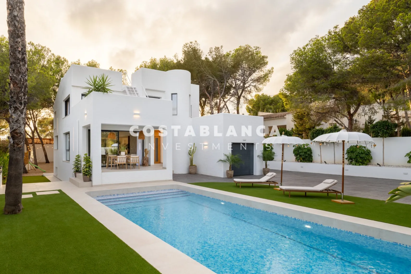 Vila modernă ibiziană cu piscină privată și terasă pe acoperiș în Altea