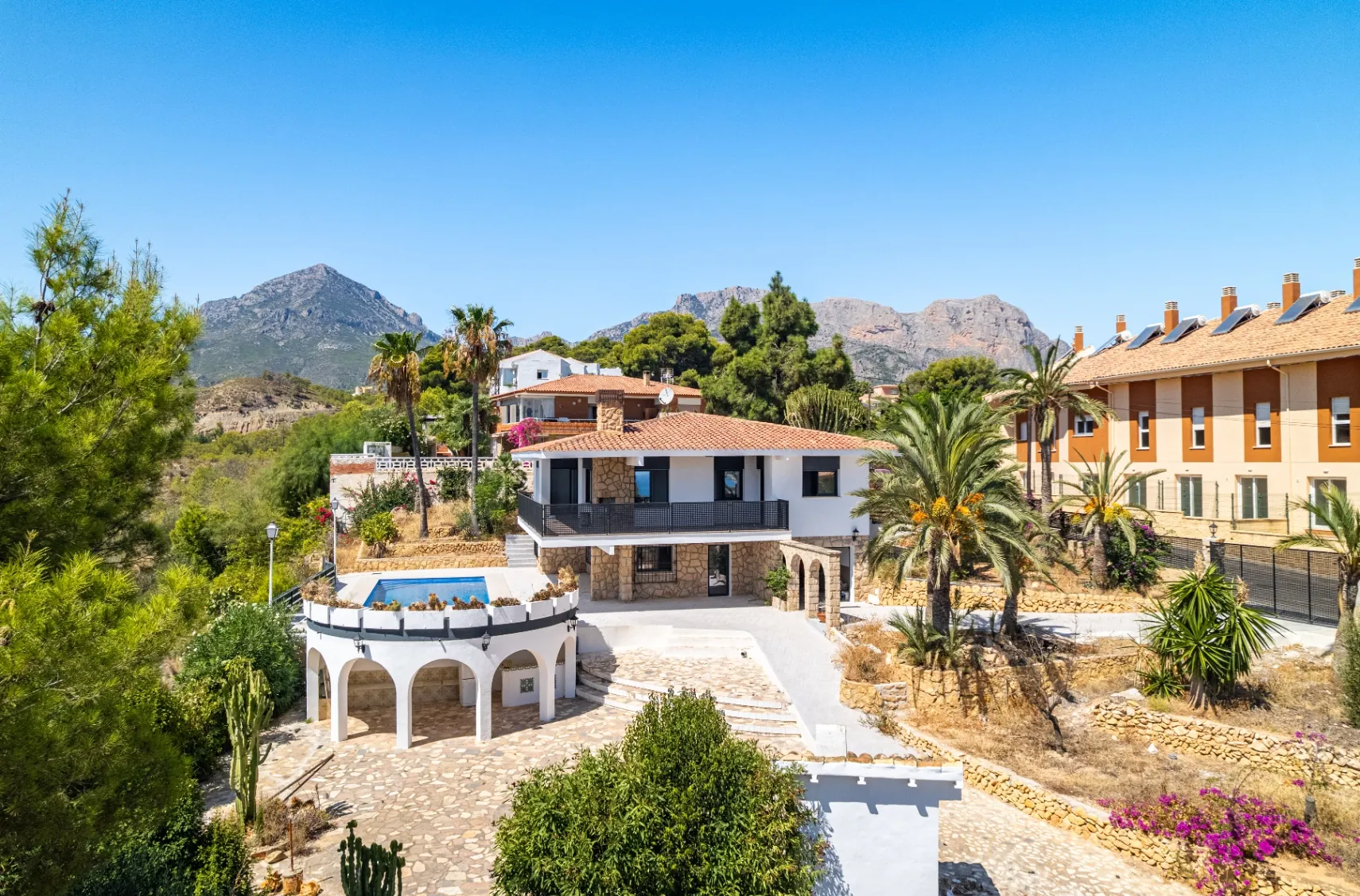 Modern and spacious villa for sale in La Nucía with large land and views.