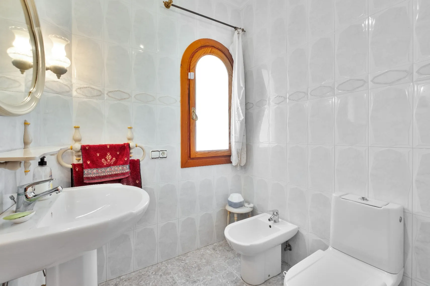 Vila amplă de familie cu apartament pentru oaspeți și vederi la munte de vânzare în Calpe.