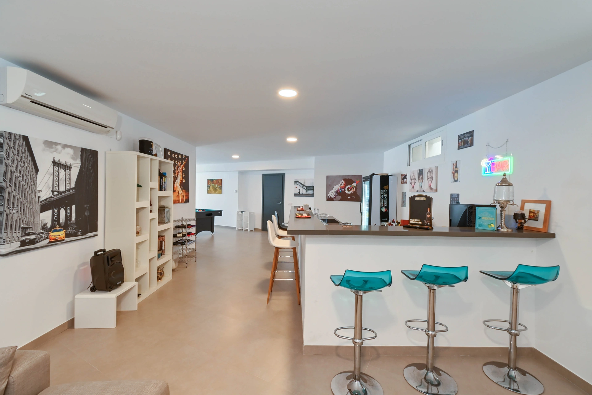 Vila contemporană cu piscină și jacuzzi de vânzare în Moraira