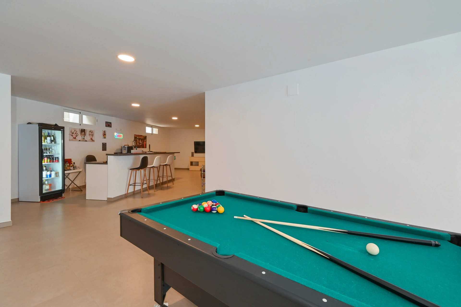Vila contemporană cu piscină și jacuzzi de vânzare în Moraira