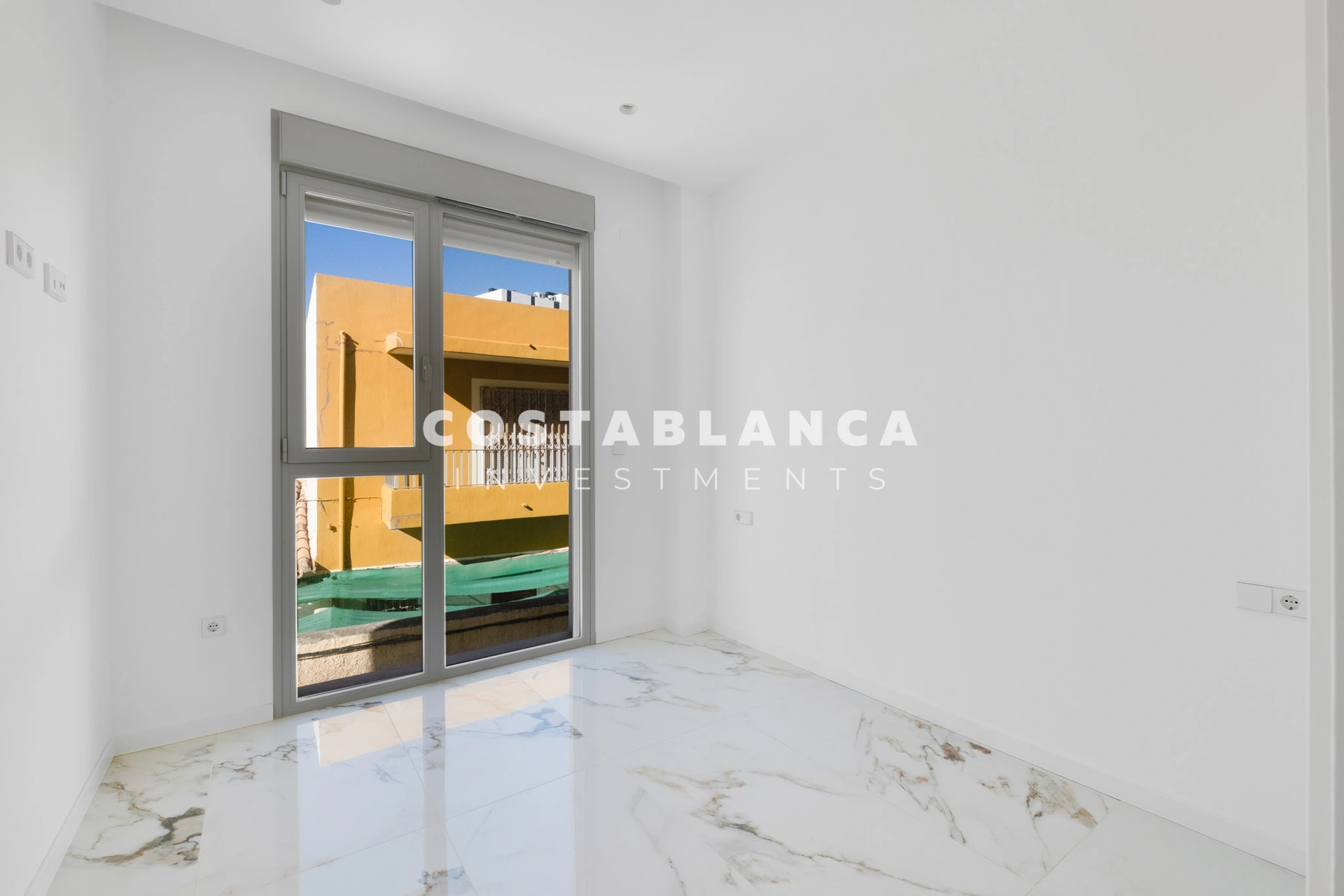 Exceptional apartment on the front line of the Mediterranean with panoramic sea views for sale in Villajoyosa.