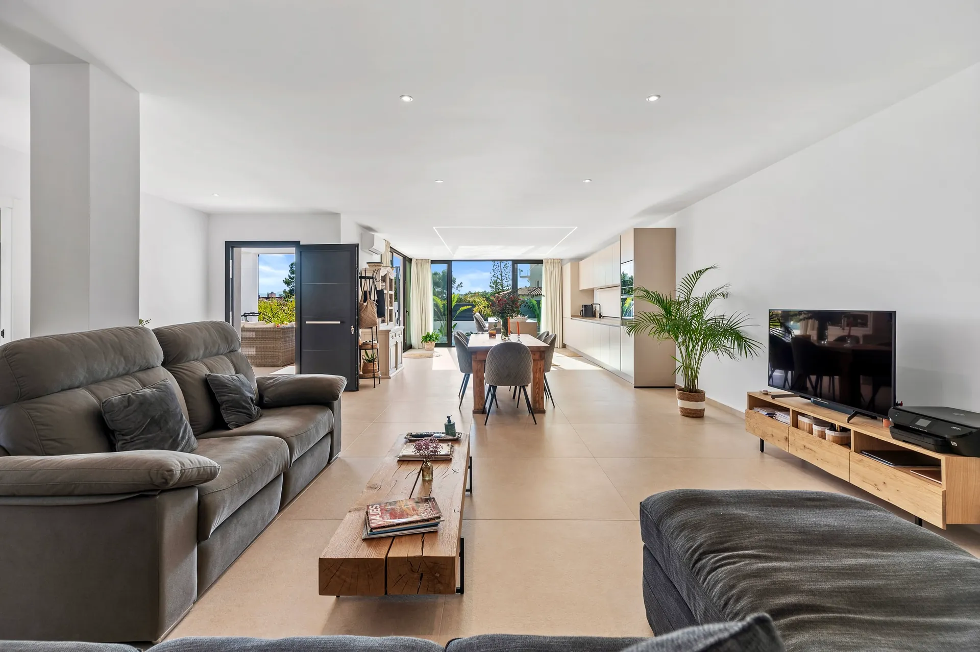 Modern new-build villa for sale in La Nucía with pool and garden.
