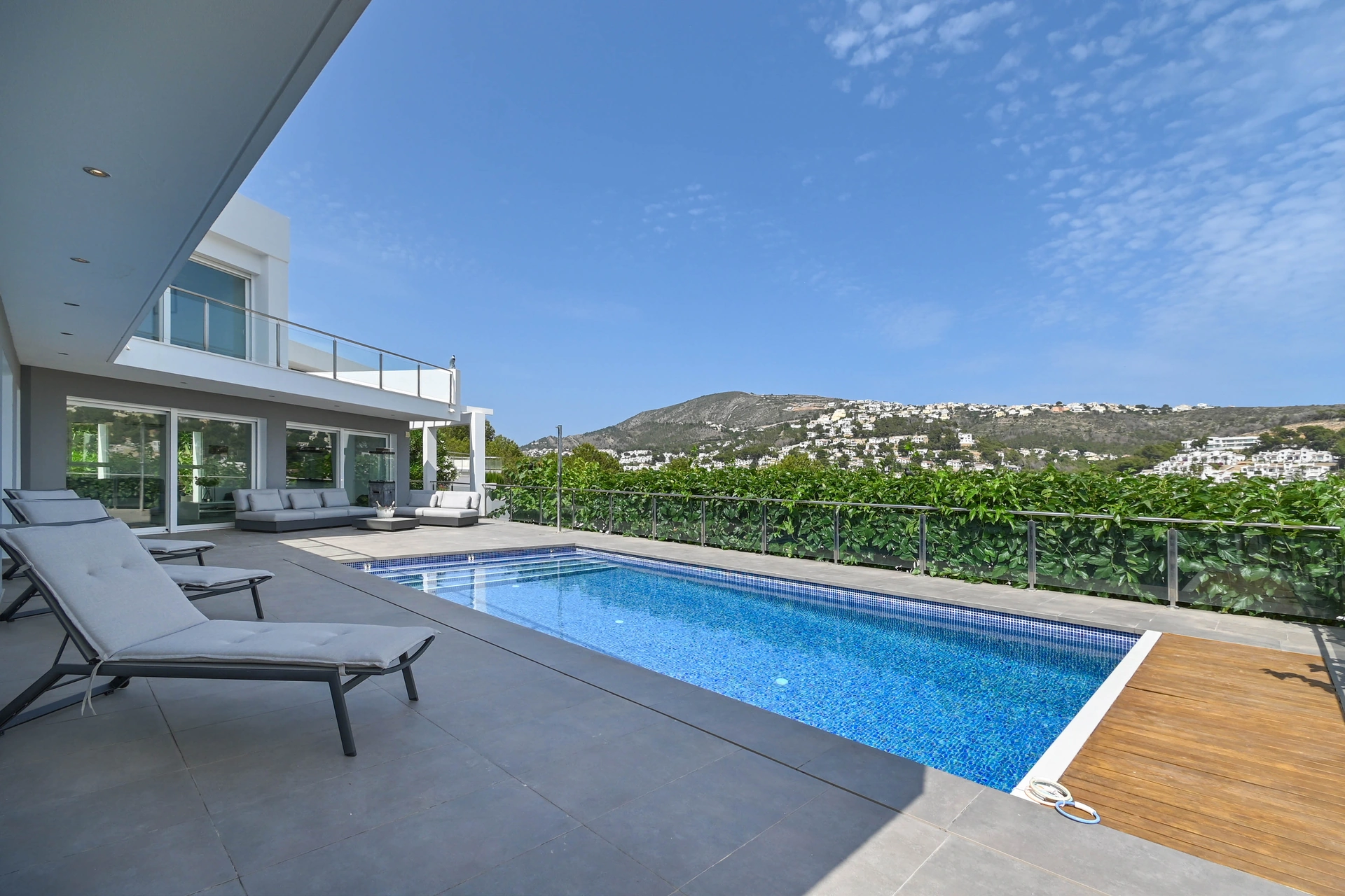 Vila contemporană cu piscină și jacuzzi de vânzare în Moraira