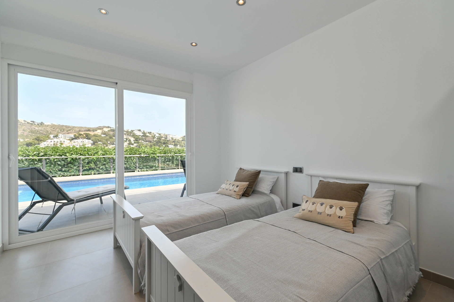 Vila contemporană cu piscină și jacuzzi de vânzare în Moraira