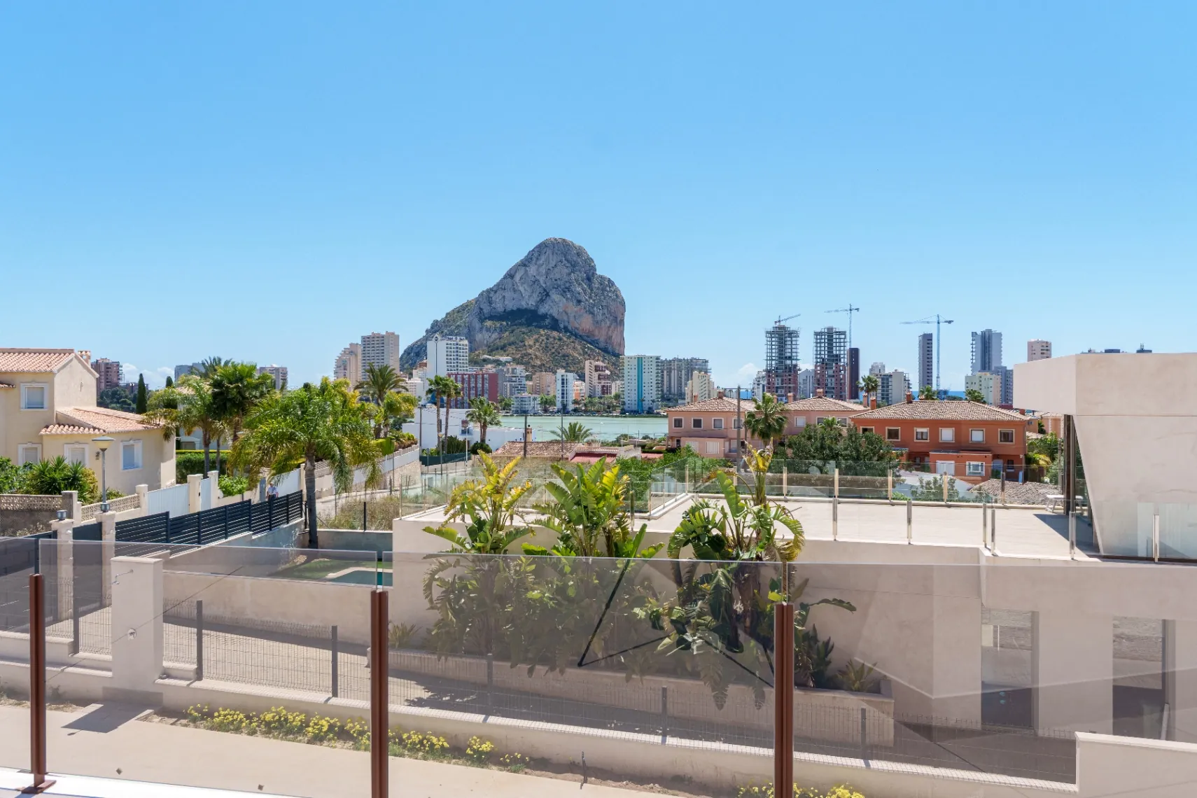 Vila Modernă Orientată Spre Sud de Vânzare în Calpe cu Vederi la Mare și la Peñón de Ifach – Nouă Construcție 2025