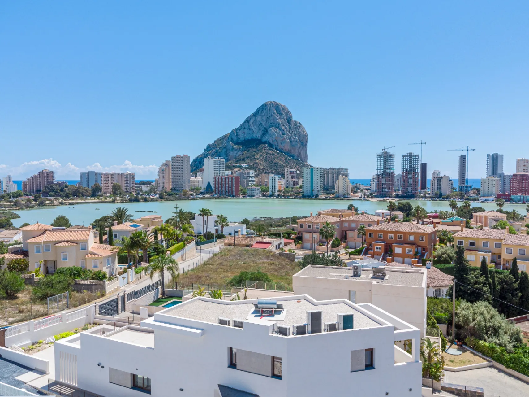Vila Modernă Orientată Spre Sud de Vânzare în Calpe cu Vederi la Mare și la Peñón de Ifach – Nouă Construcție 2025