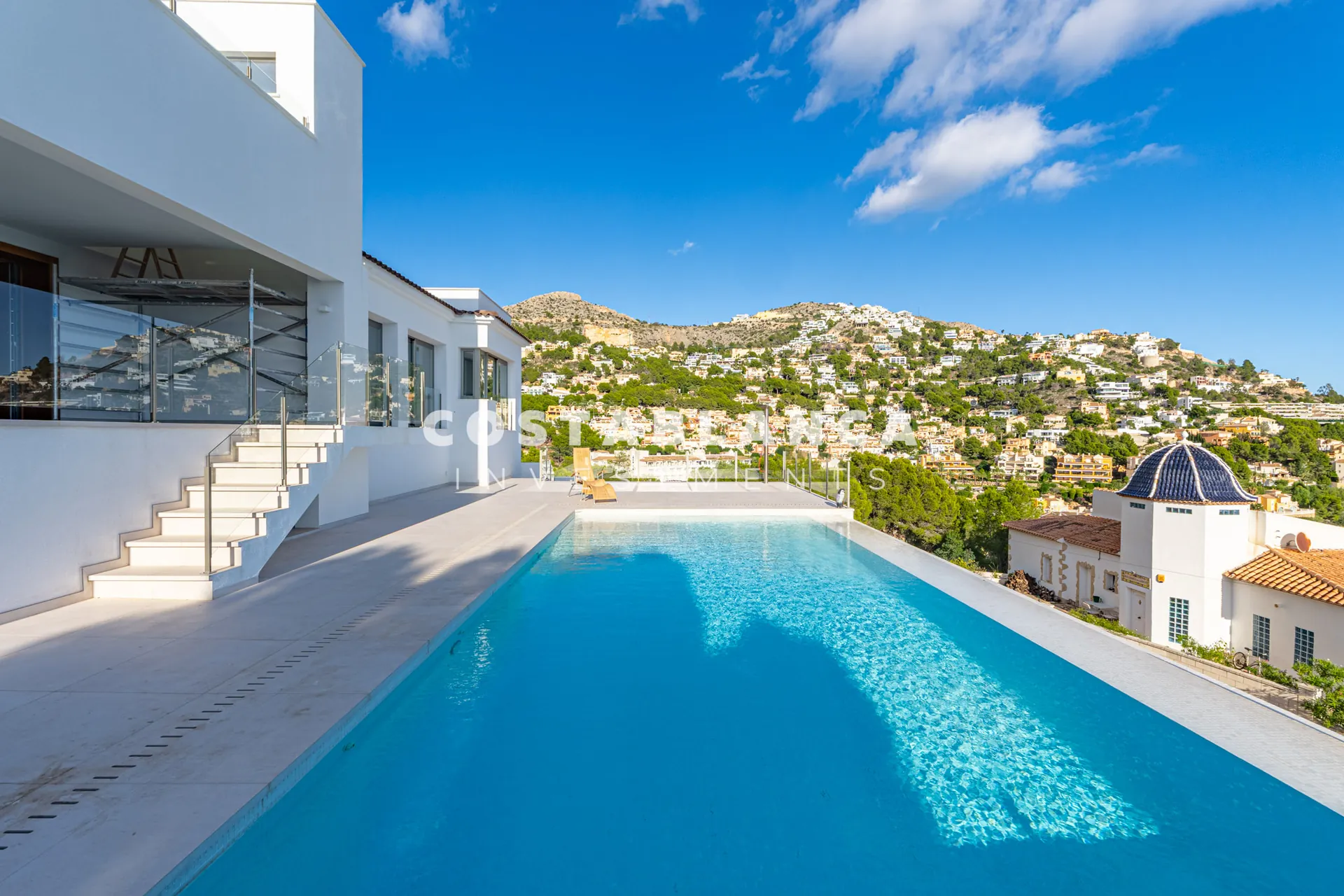 Vila de lux contemporană cu vederi panoramice la Mediterană de vânzare în Altea
