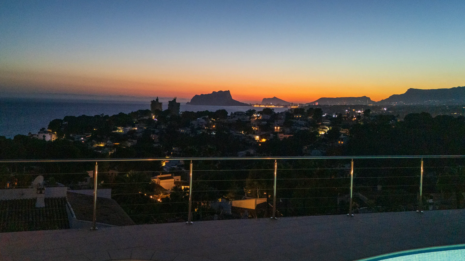 Vila de lux gata de mutat cu vederi panoramice la mare de vânzare în Moraira