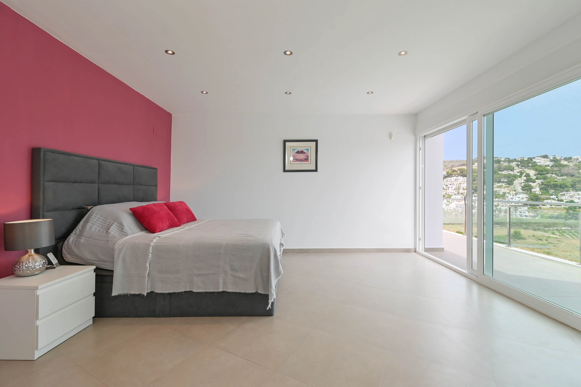 Vila contemporană cu piscină și jacuzzi de vânzare în Moraira