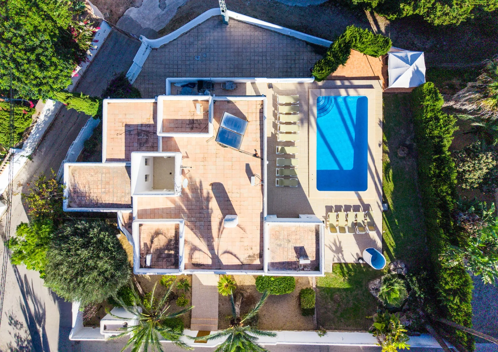 Vila spațioasă cu 10 camere de vânzare în Moraira, cu piscină privată și grădină.