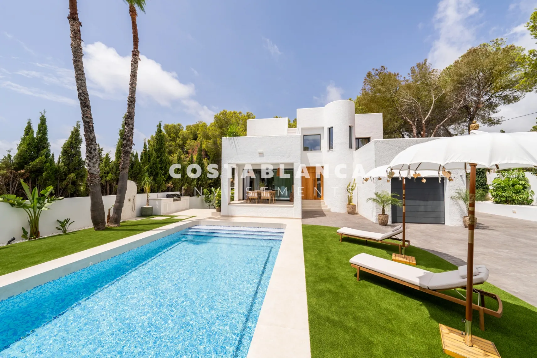 Vila modernă ibiziană cu piscină privată și terasă pe acoperiș în Altea