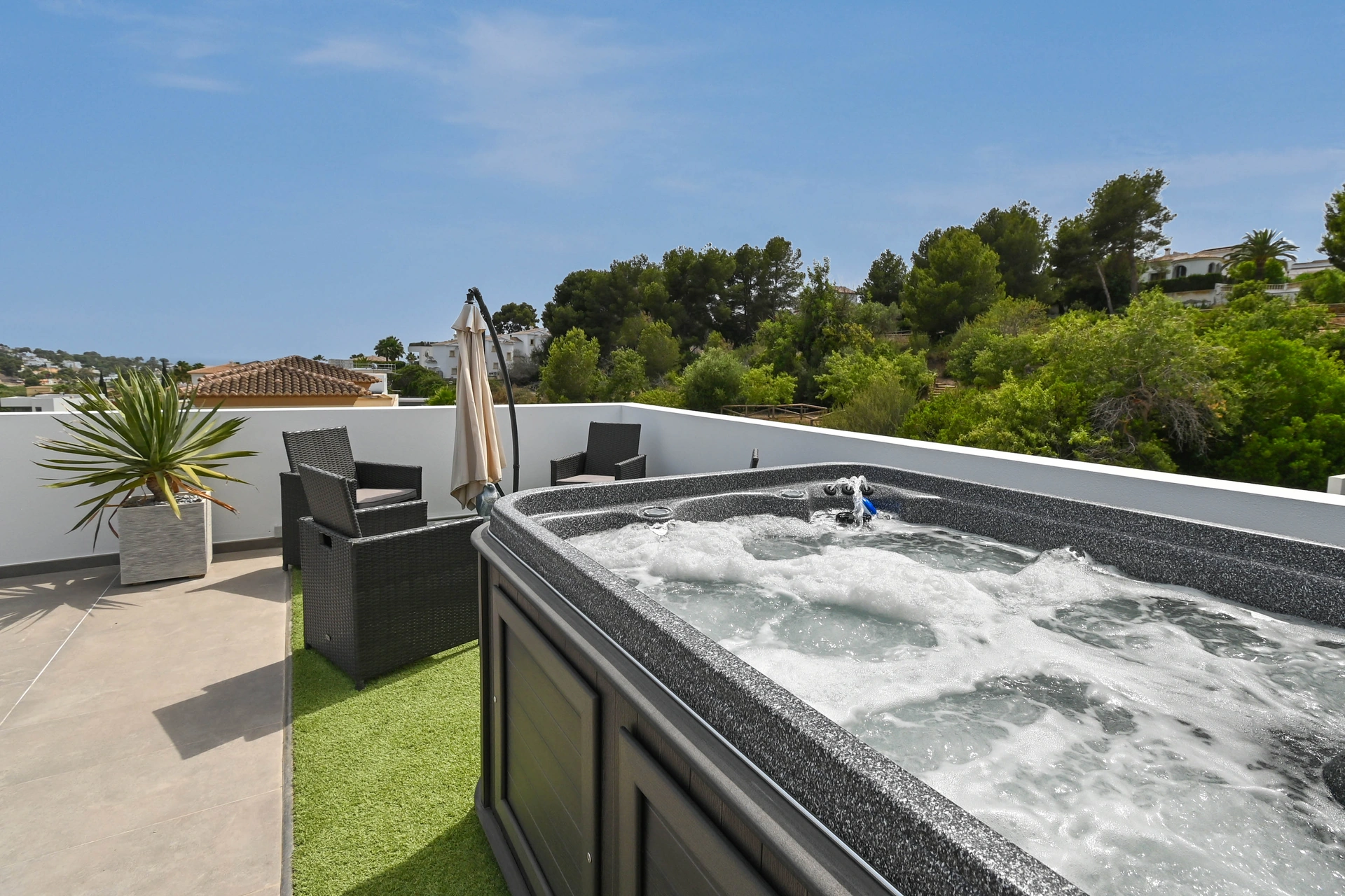 Vila contemporană cu piscină și jacuzzi de vânzare în Moraira