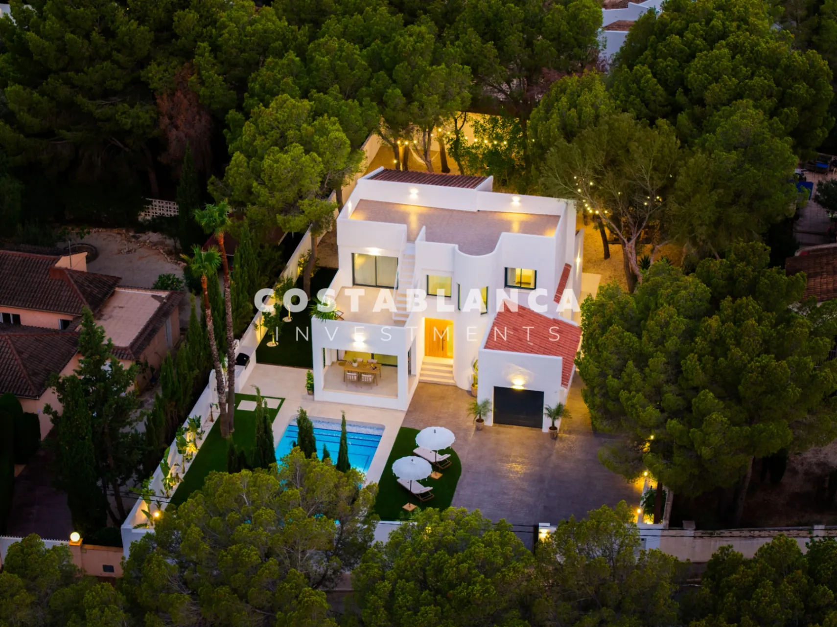 Vila modernă ibiziană cu piscină privată și terasă pe acoperiș în Altea