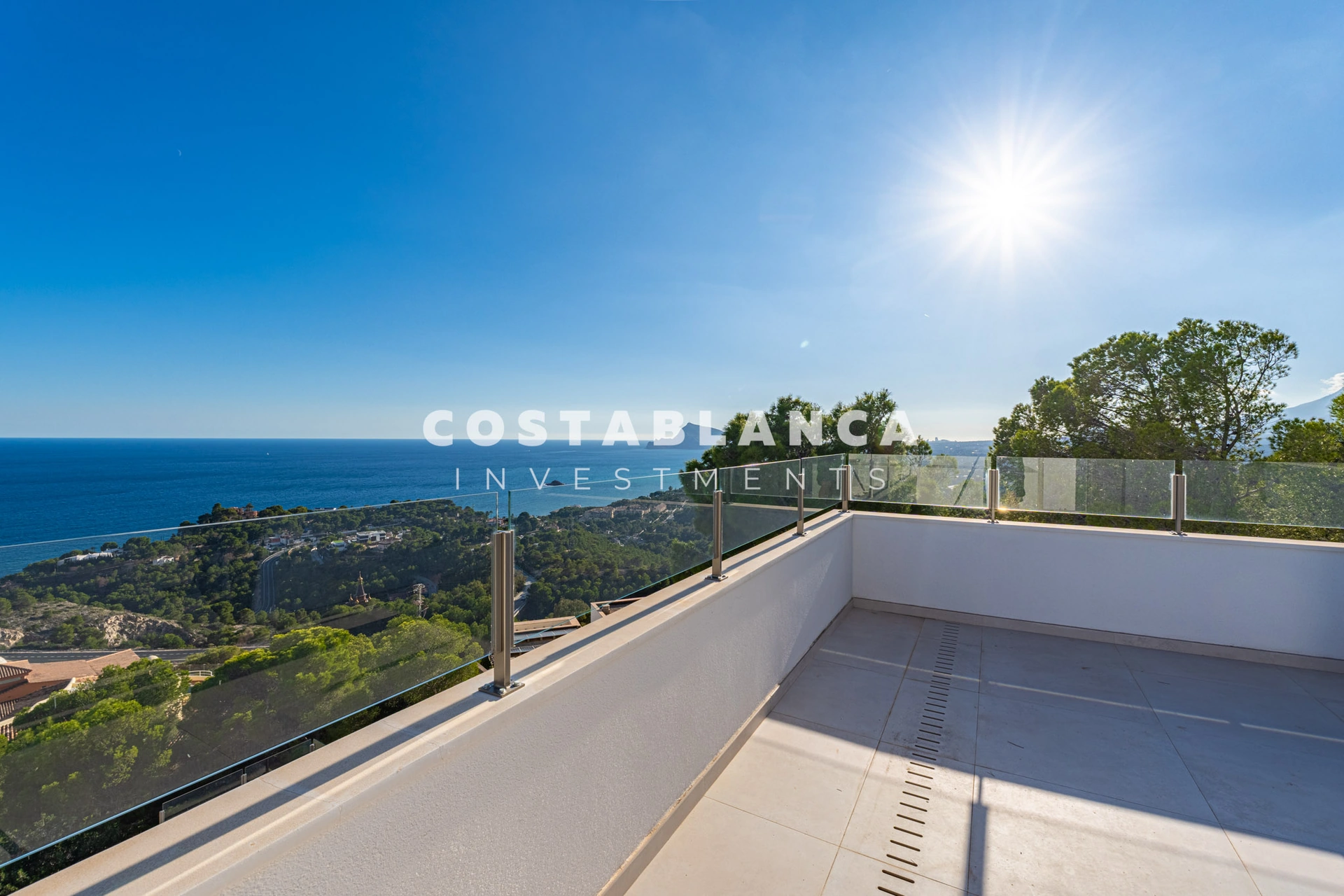 Vila de lux contemporană cu vederi panoramice la Mediterană de vânzare în Altea