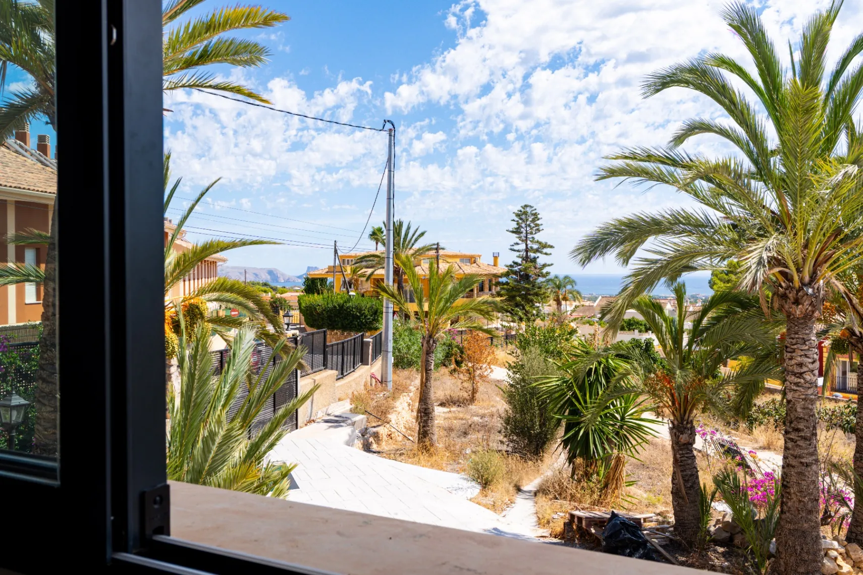 Modern and spacious villa for sale in La Nucía with large land and views.