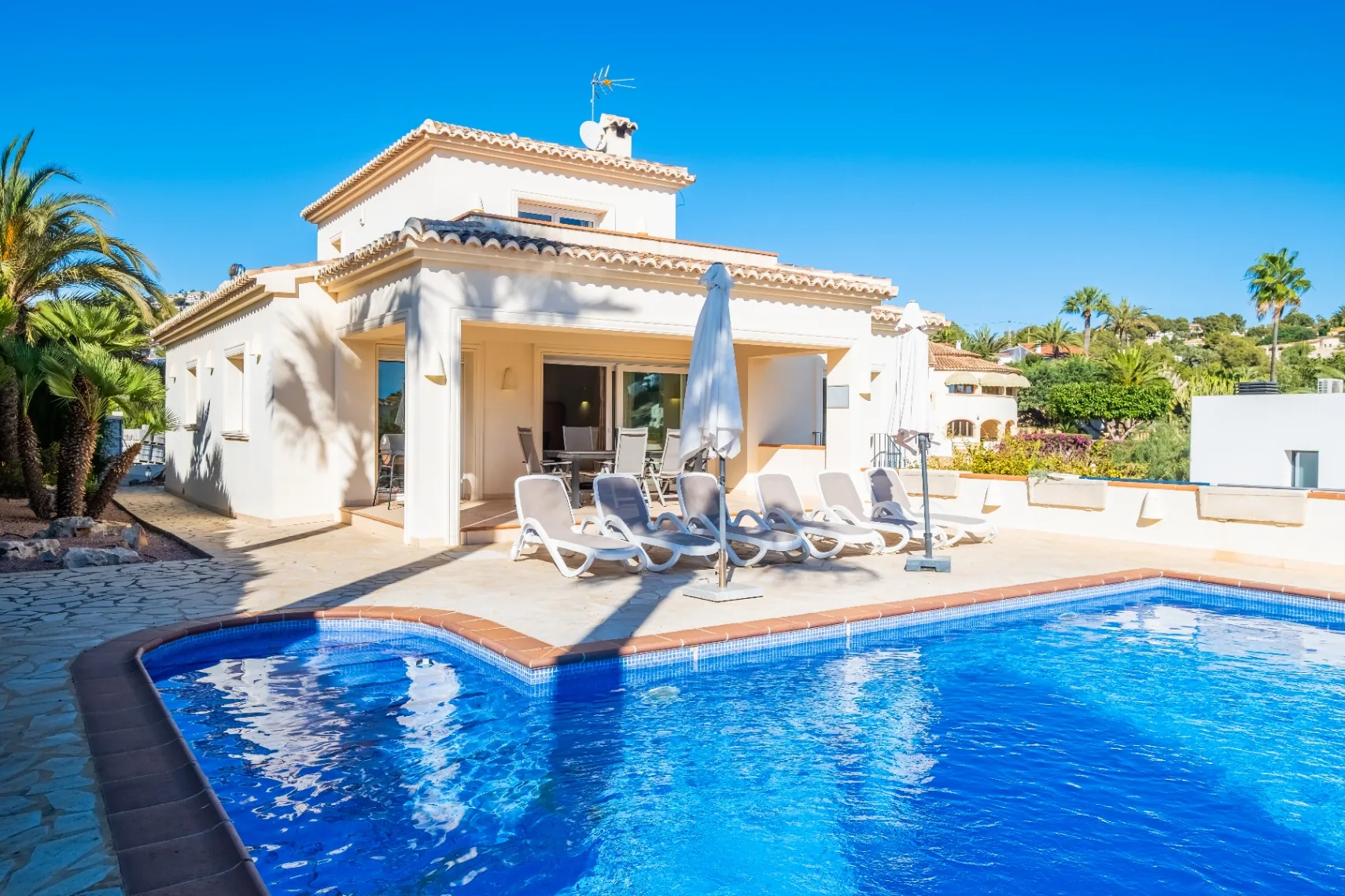 Casă mediteraneană spațioasă de vânzare cu piscină, aproape de coastă în Benissa