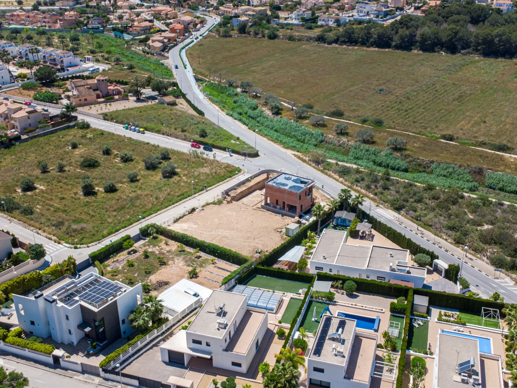 Nouă vilă nou-construită orientată spre sud de vânzare în Calpe, cu piscină, garaj și vederi iconice ale Peñón de Ifach.