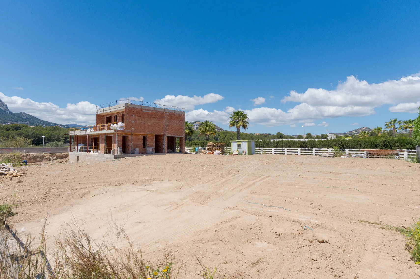 Nouă vilă nou-construită orientată spre sud de vânzare în Calpe, cu piscină, garaj și vederi iconice ale Peñón de Ifach.