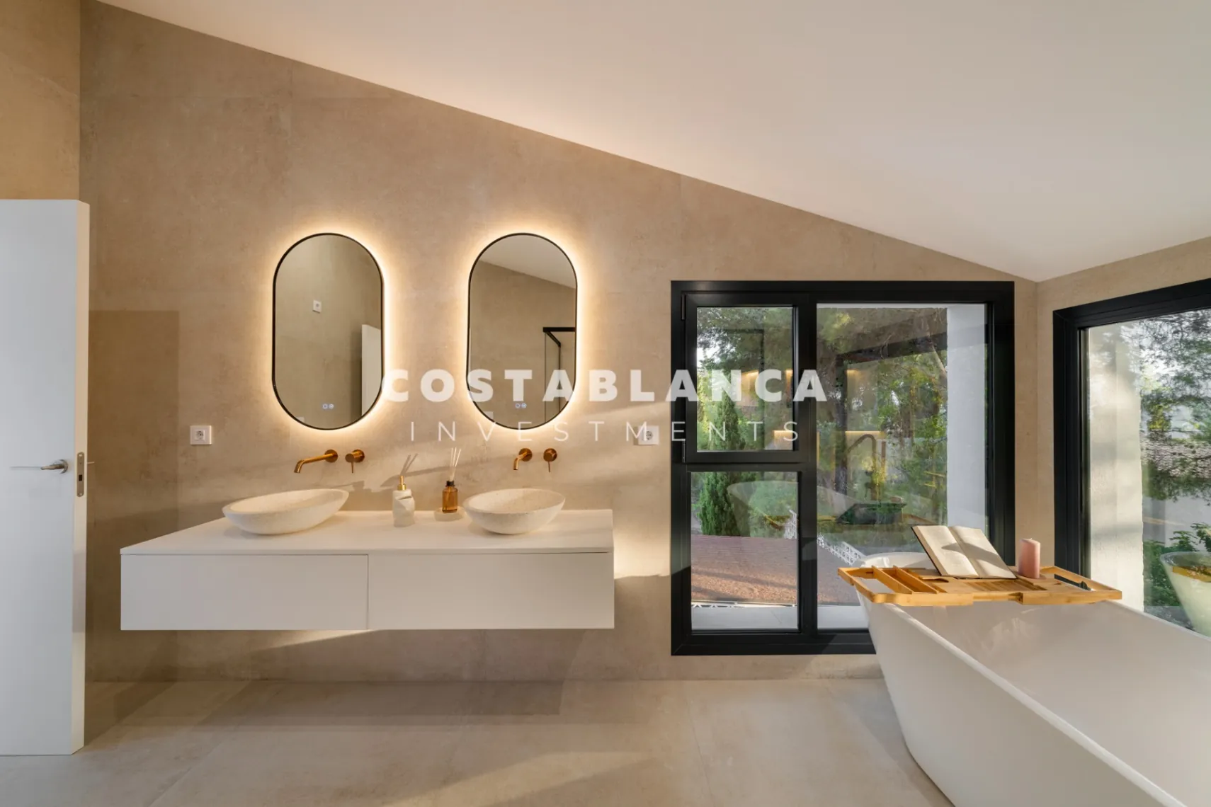 Vila modernă ibiziană cu piscină privată și terasă pe acoperiș în Altea