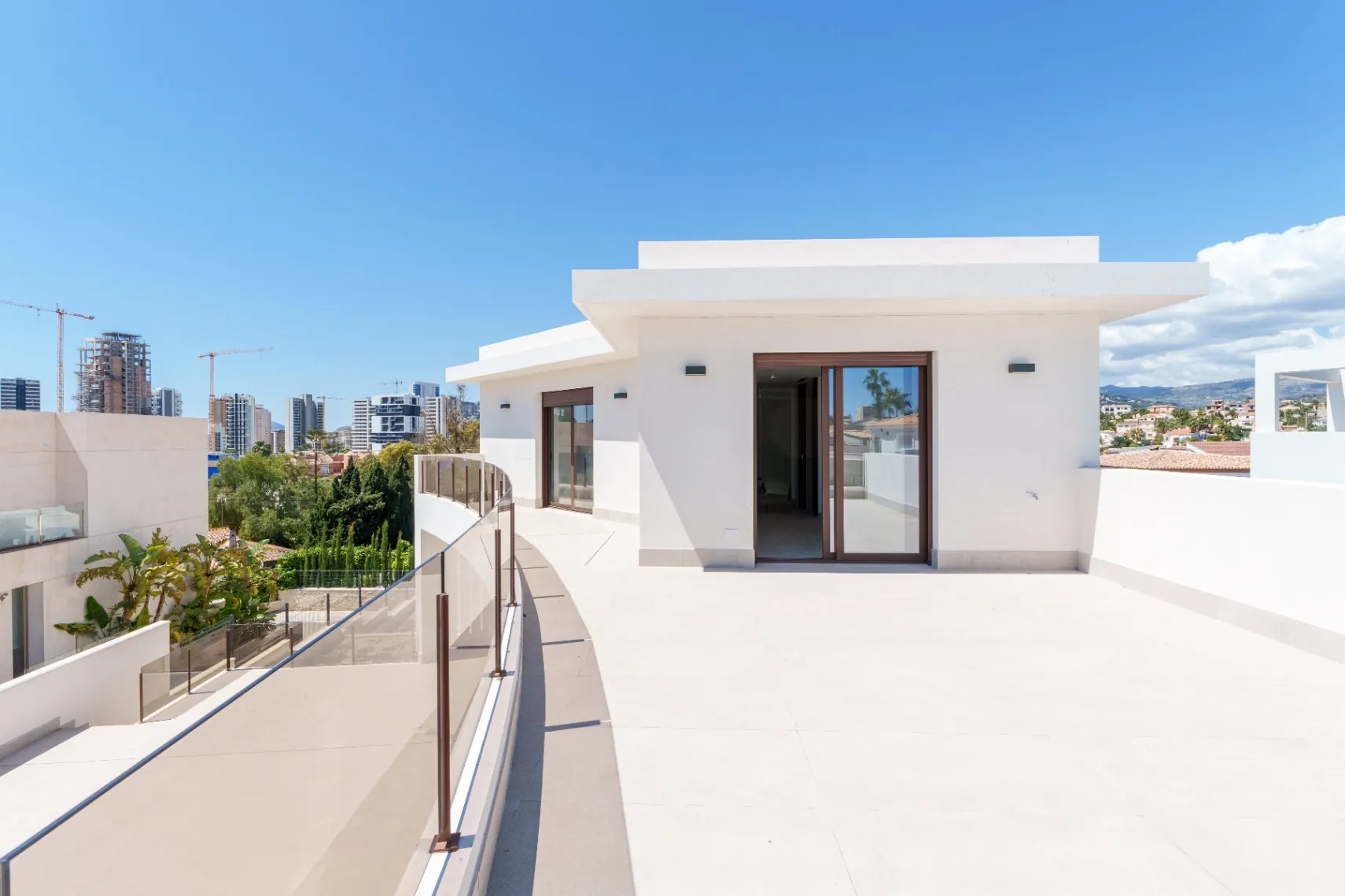 Vila Modernă Orientată Spre Sud de Vânzare în Calpe cu Vederi la Mare și la Peñón de Ifach – Nouă Construcție 2025