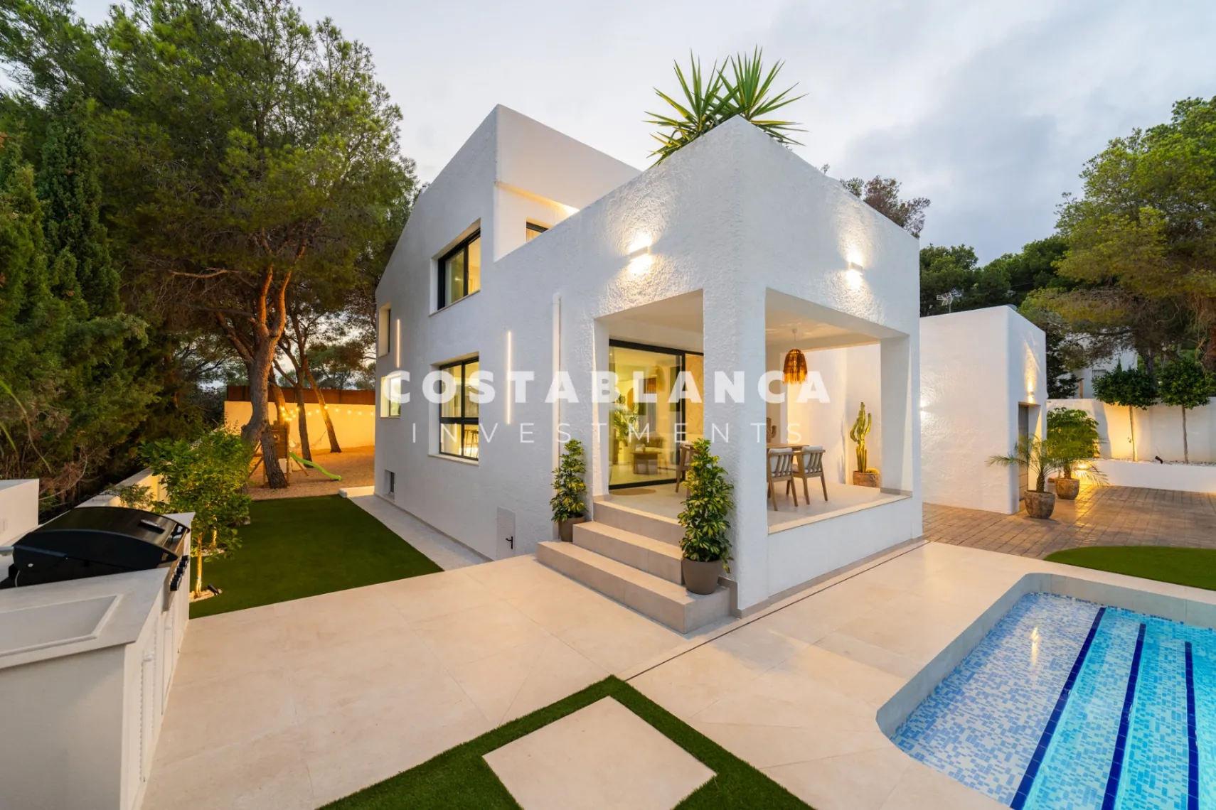 Vila modernă ibiziană cu piscină privată și terasă pe acoperiș în Altea