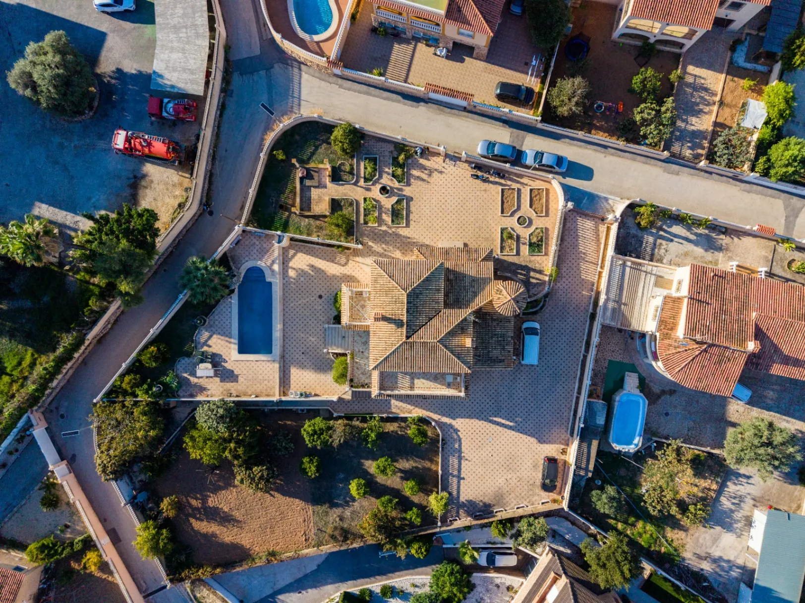 Vila amplă de familie cu apartament pentru oaspeți și vederi la munte de vânzare în Calpe.