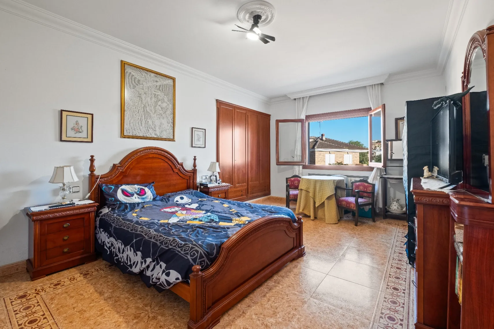 Vila amplă de familie cu apartament pentru oaspeți și vederi la munte de vânzare în Calpe.