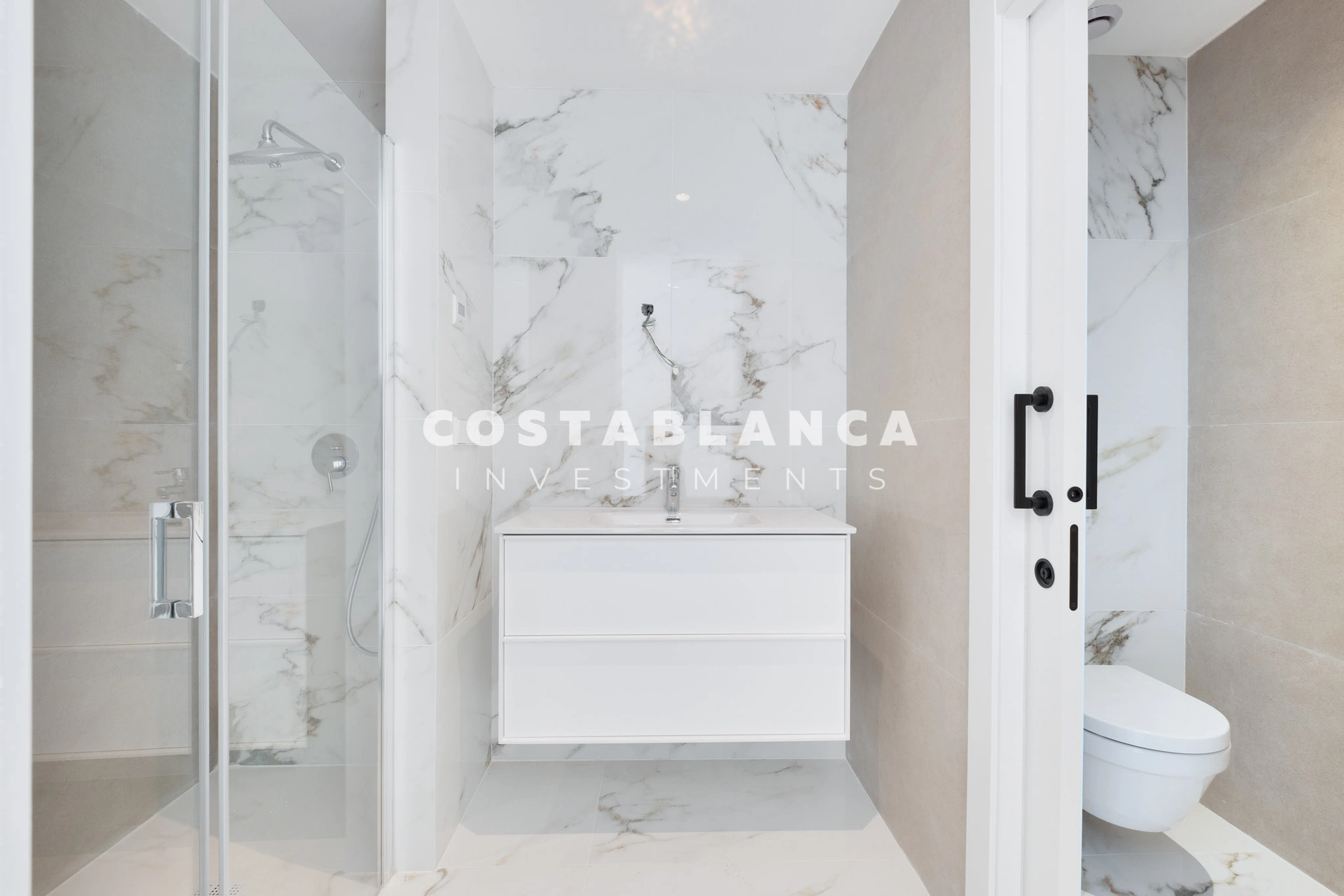 Exceptional apartment on the front line of the Mediterranean with panoramic sea views for sale in Villajoyosa.