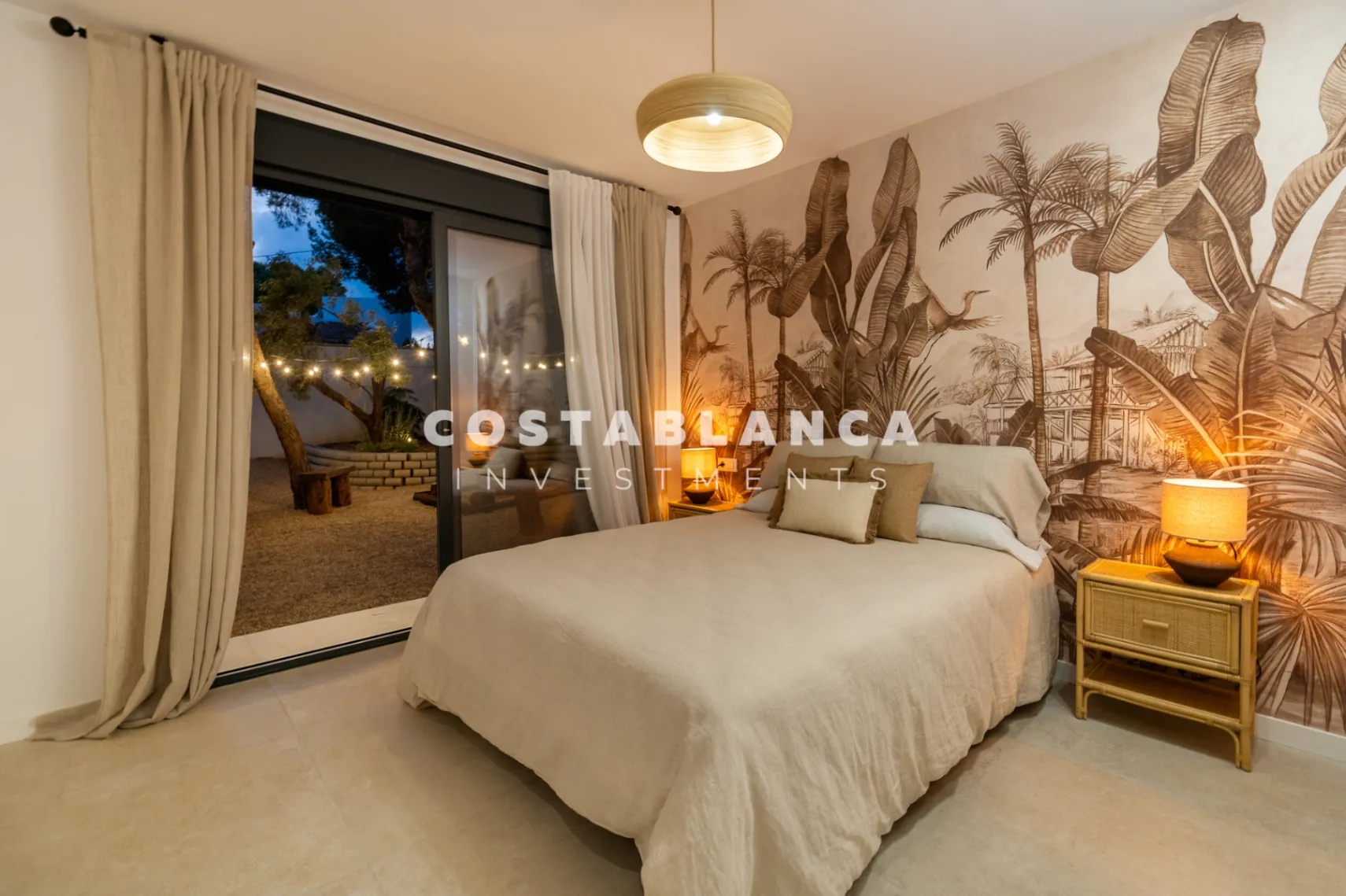Vila modernă ibiziană cu piscină privată și terasă pe acoperiș în Altea