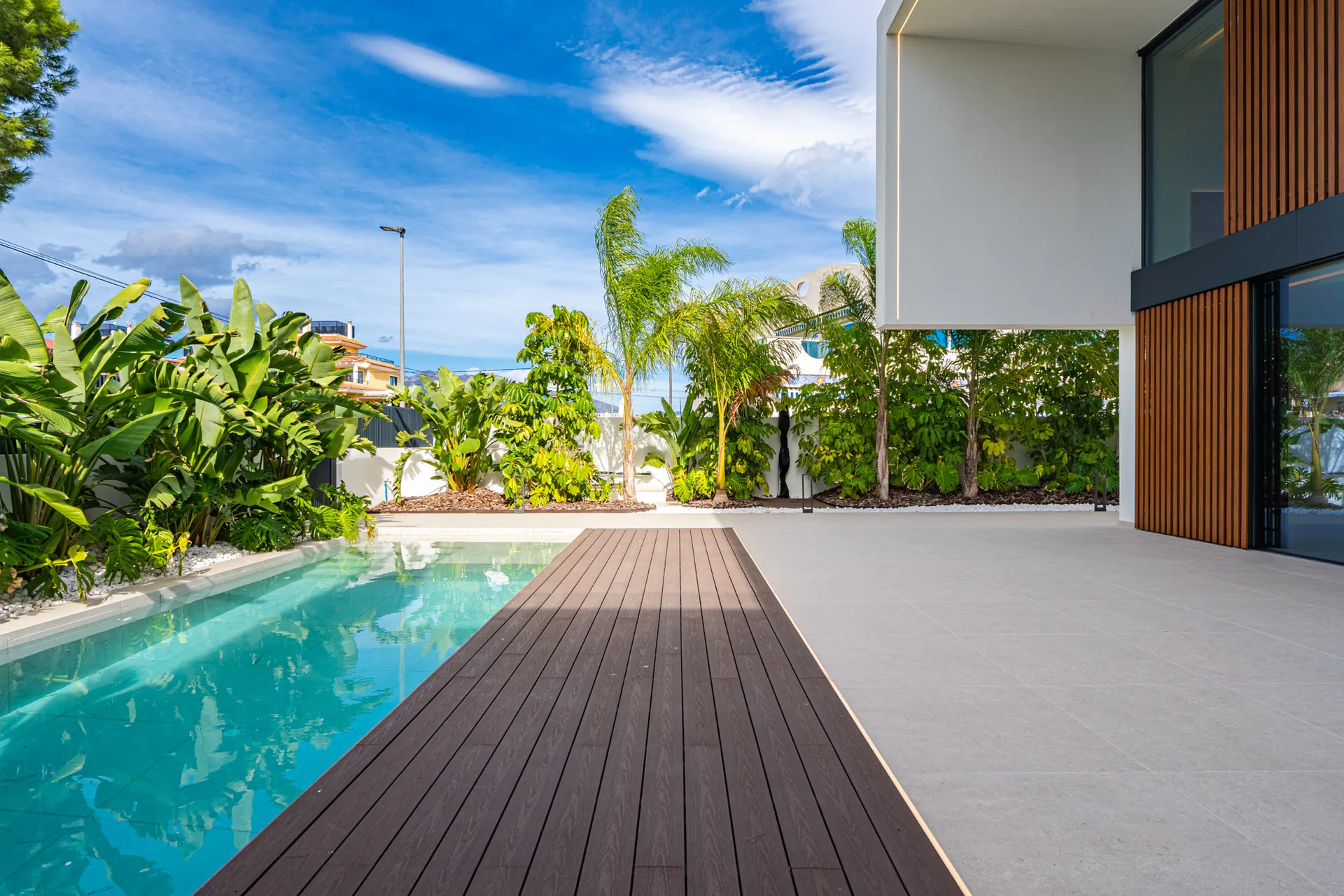 Vilă Modernă Nouă cu Piscină și Vederi la Munte în Albir