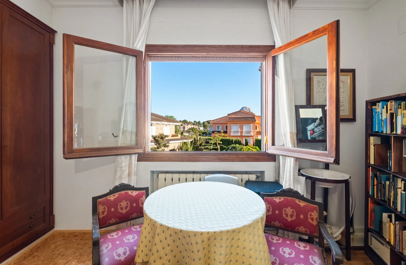 Vila amplă de familie cu apartament pentru oaspeți și vederi la munte de vânzare în Calpe.