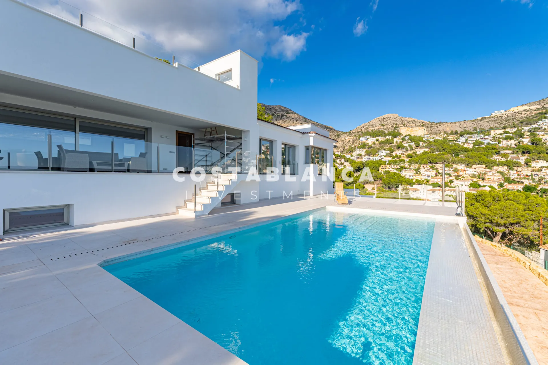 Vila de lux contemporană cu vederi panoramice la Mediterană de vânzare în Altea