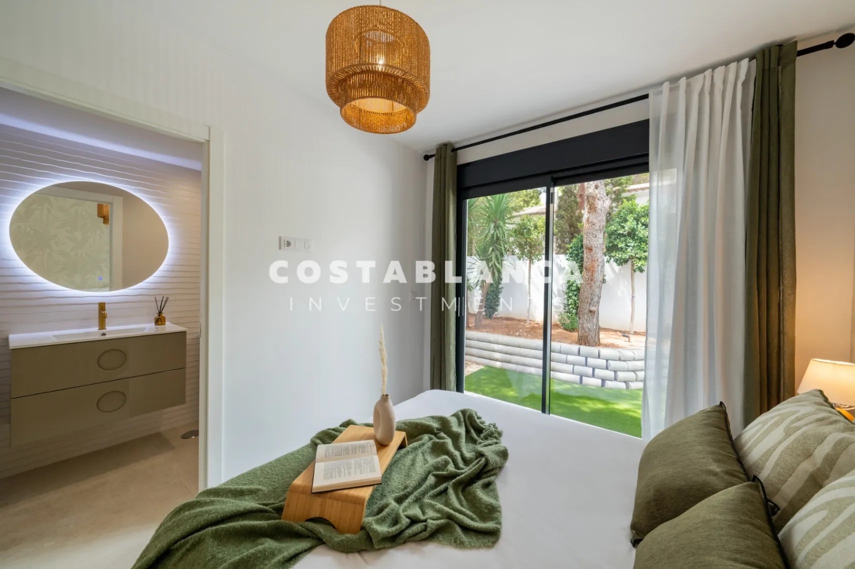 Vila modernă ibiziană cu piscină privată și terasă pe acoperiș în Altea
