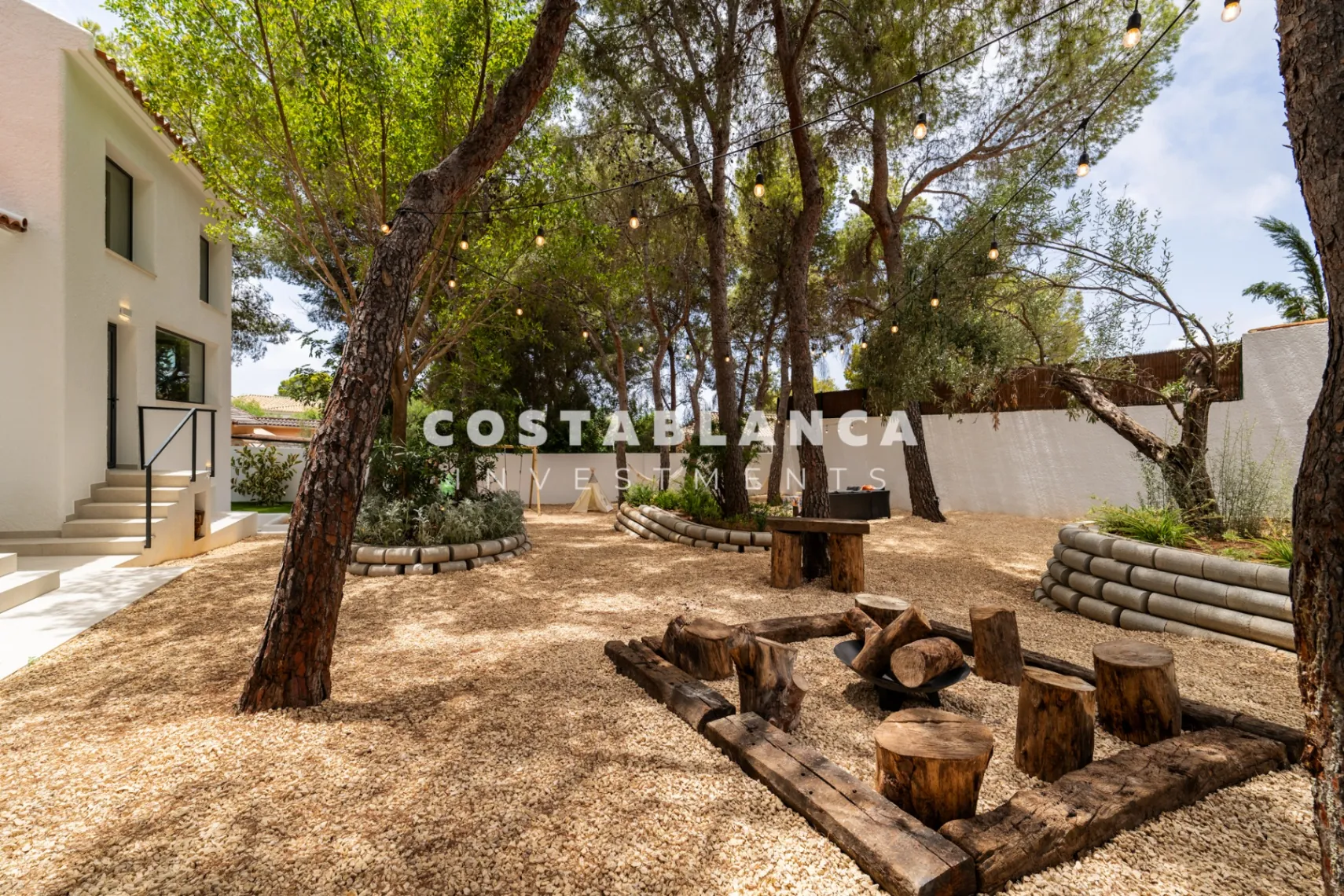 Vila modernă ibiziană cu piscină privată și terasă pe acoperiș în Altea