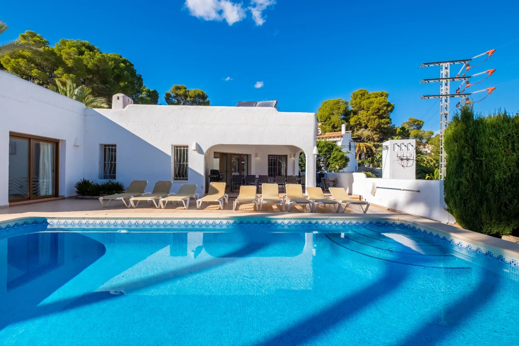 Vila spațioasă cu 10 camere de vânzare în Moraira, cu piscină privată și grădină.