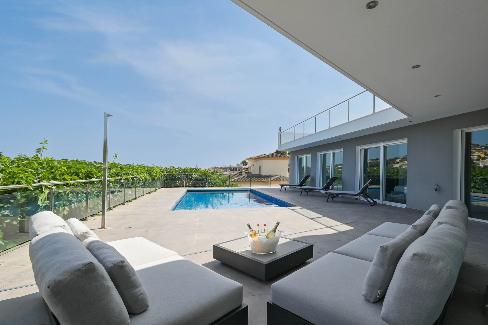 Vila contemporană cu piscină și jacuzzi de vânzare în Moraira