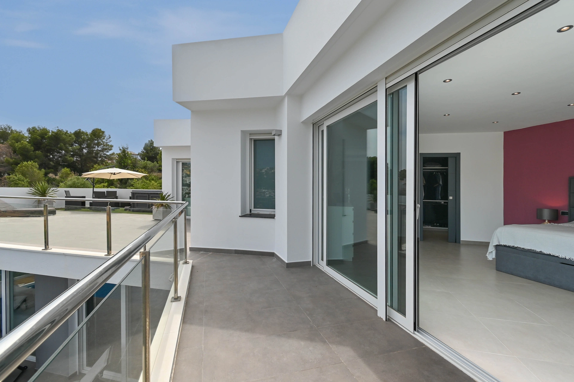 Vila contemporană cu piscină și jacuzzi de vânzare în Moraira