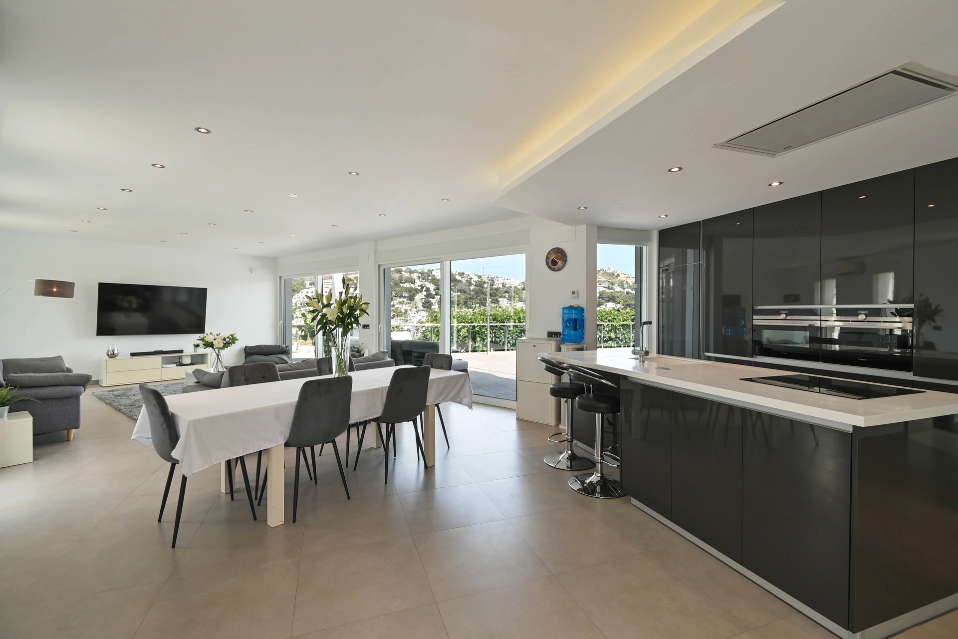Vila contemporană cu piscină și jacuzzi de vânzare în Moraira