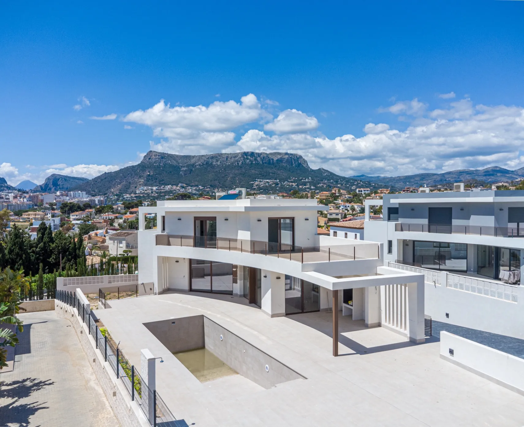 Vila Modernă Orientată Spre Sud de Vânzare în Calpe cu Vederi la Mare și la Peñón de Ifach – Nouă Construcție 2025