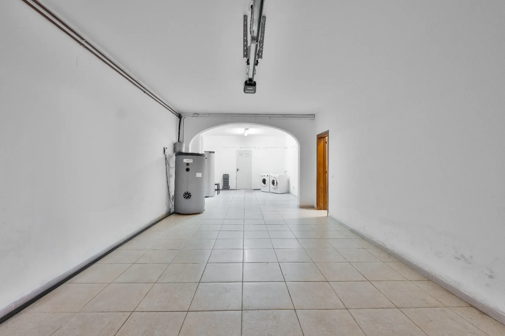 Vila spațioasă cu 10 camere de vânzare în Moraira, cu piscină privată și grădină.