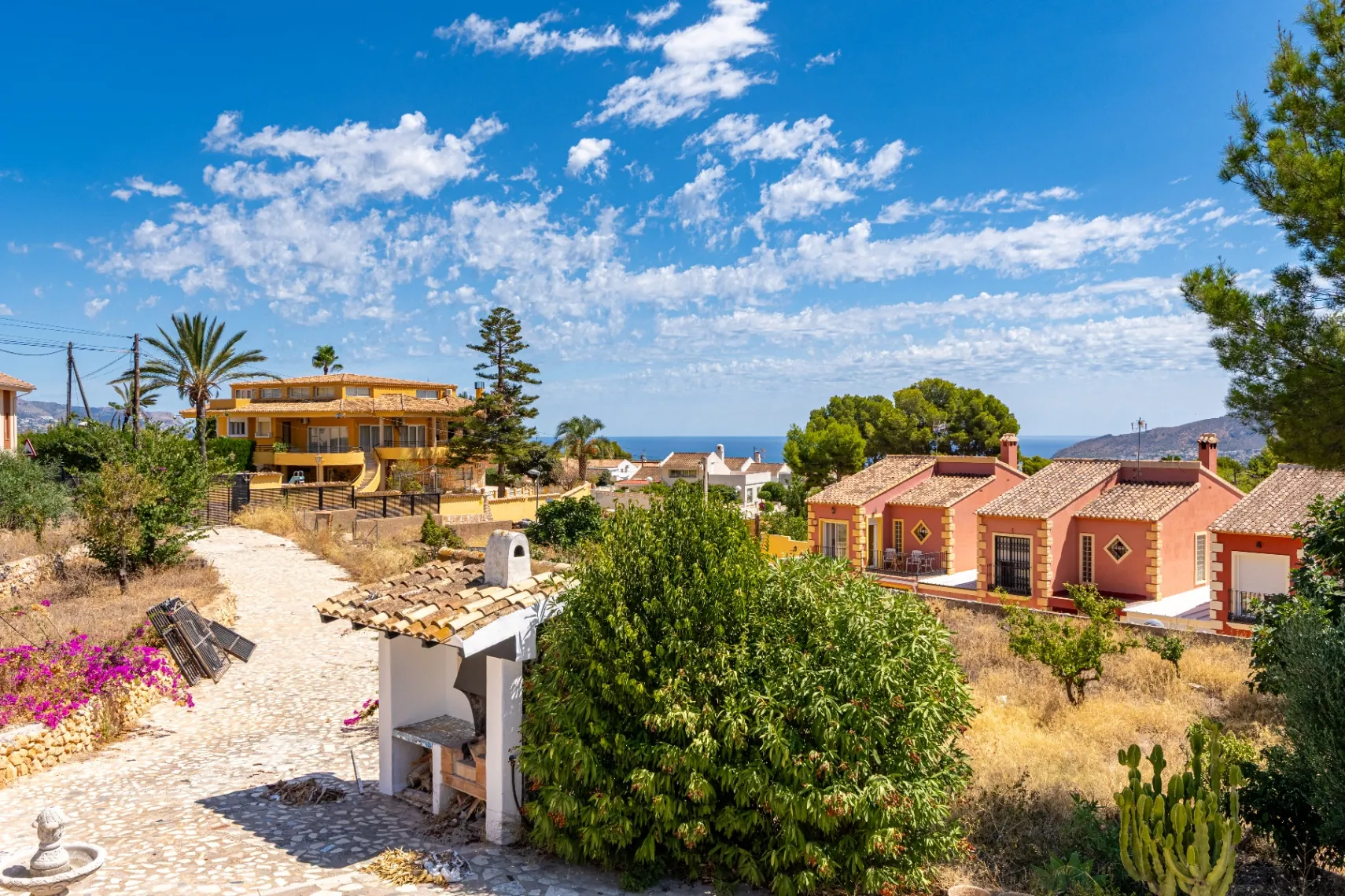 Modern and spacious villa for sale in La Nucía with large land and views.