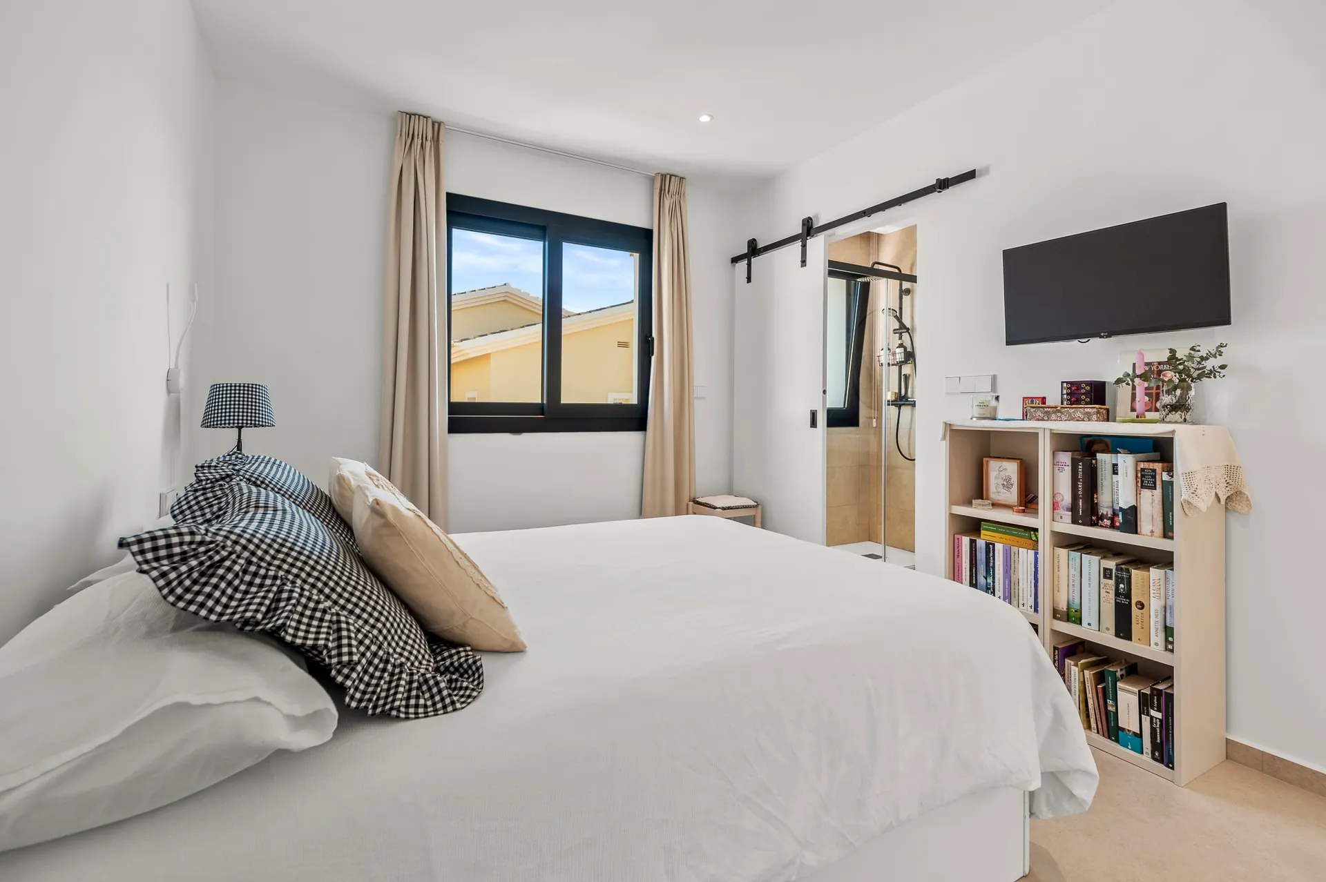 Modern new-build villa for sale in La Nucía with pool and garden.