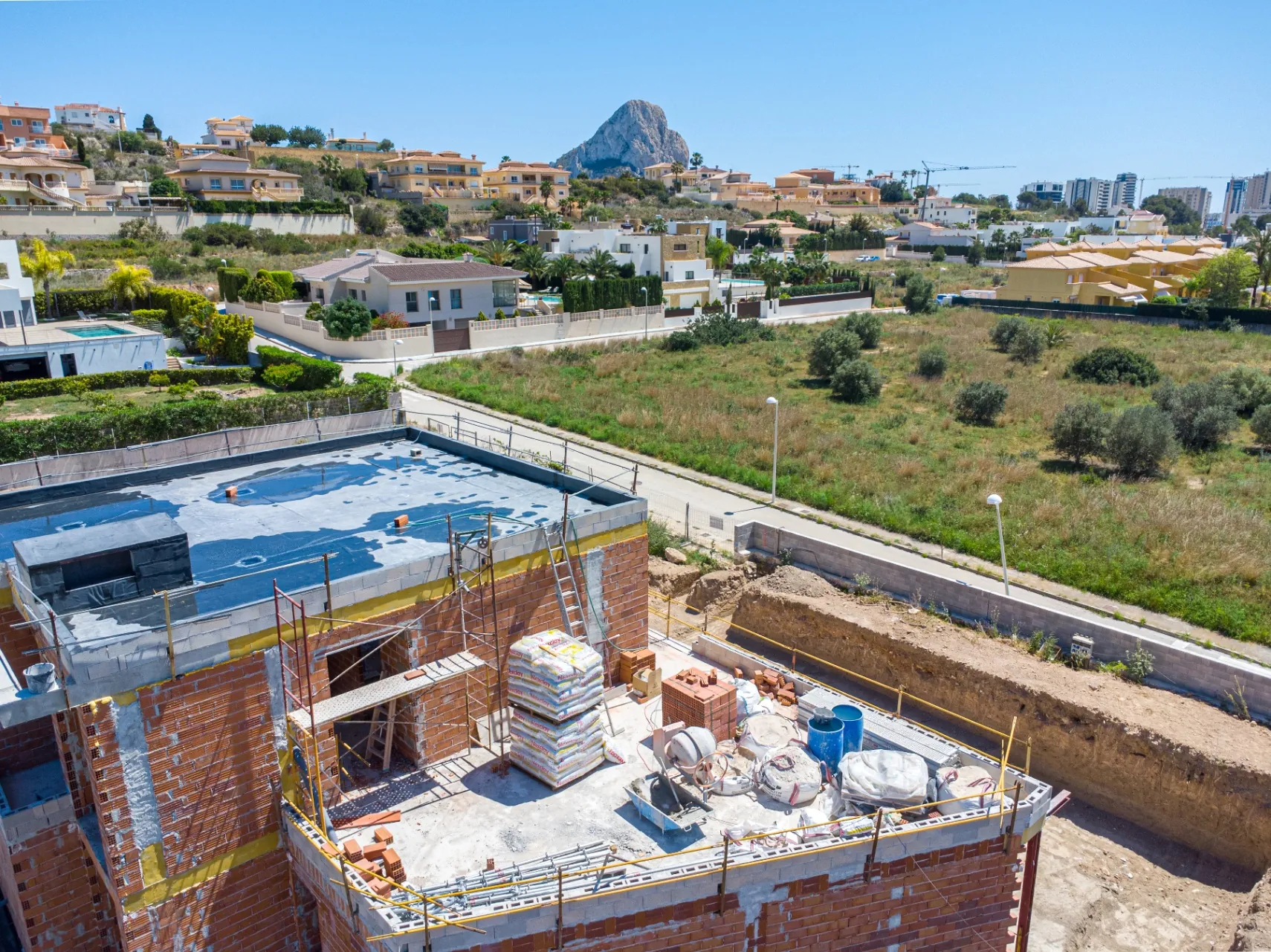 Nouă vilă nou-construită orientată spre sud de vânzare în Calpe, cu piscină, garaj și vederi iconice ale Peñón de Ifach.