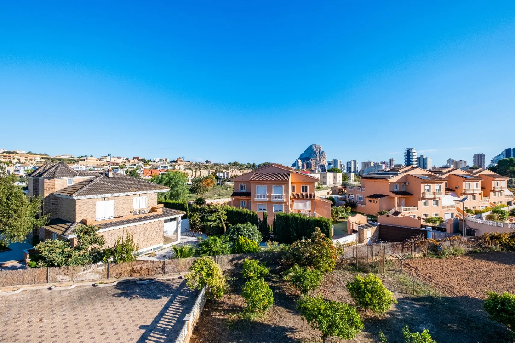 Vila amplă de familie cu apartament pentru oaspeți și vederi la munte de vânzare în Calpe.