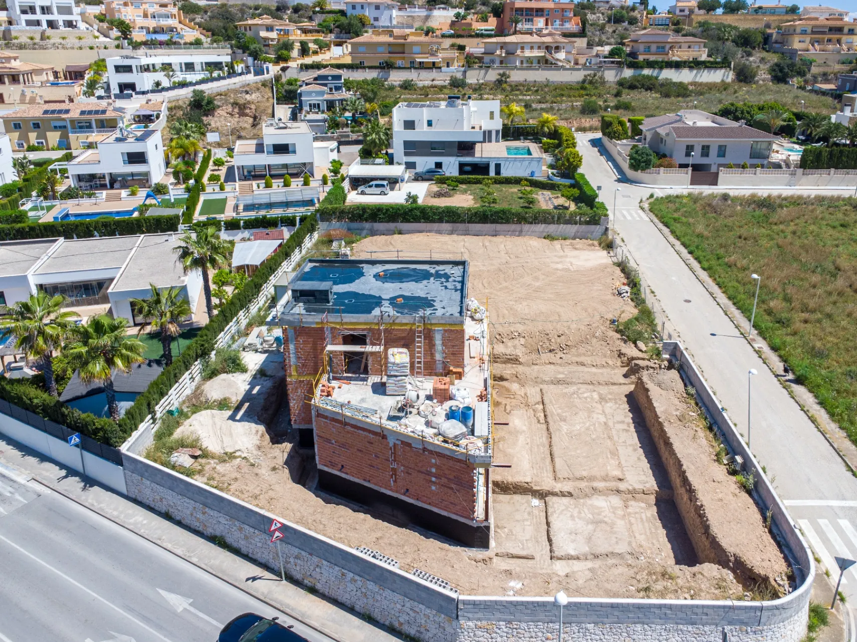 Nouă vilă nou-construită orientată spre sud de vânzare în Calpe, cu piscină, garaj și vederi iconice ale Peñón de Ifach.