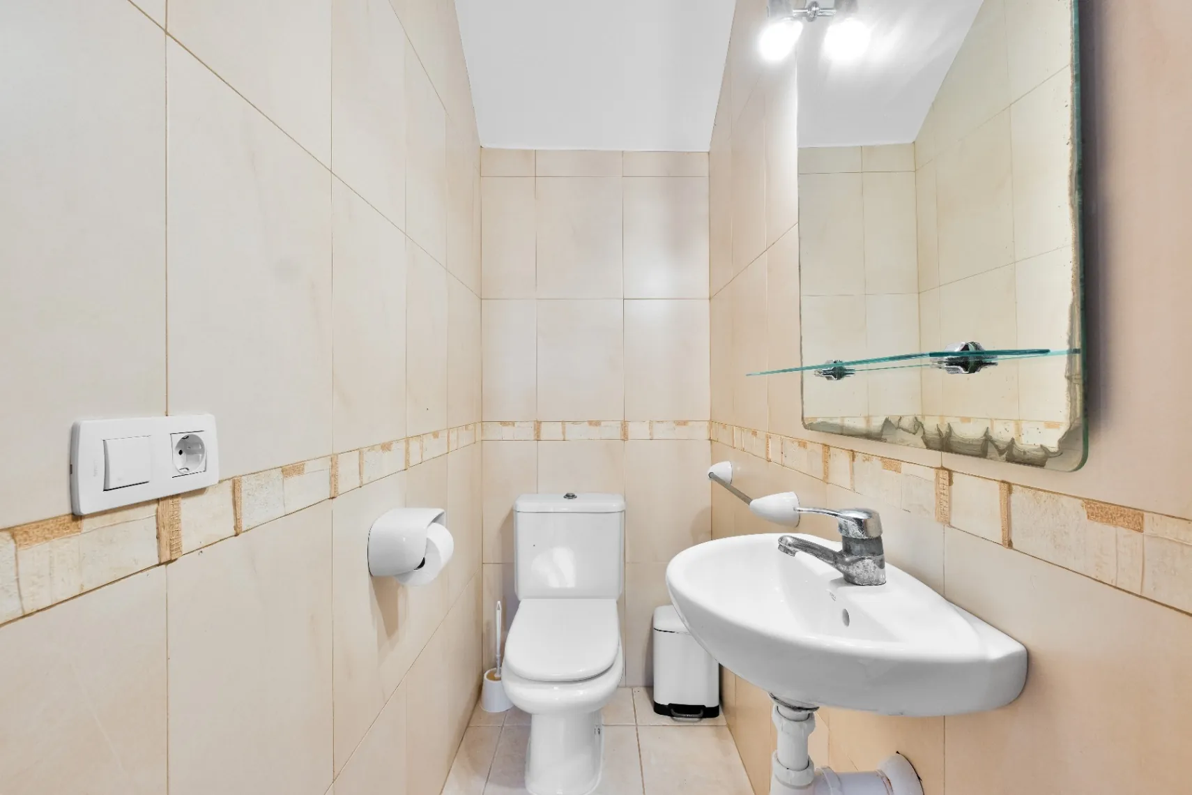 Vila spațioasă cu 10 camere de vânzare în Moraira, cu piscină privată și grădină.